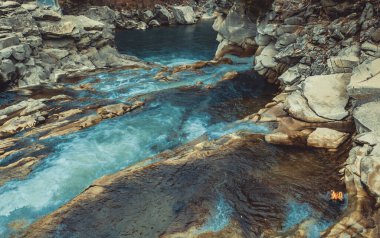 Kışın şelale. Dağ Deresinden Hızlı Su Akışı