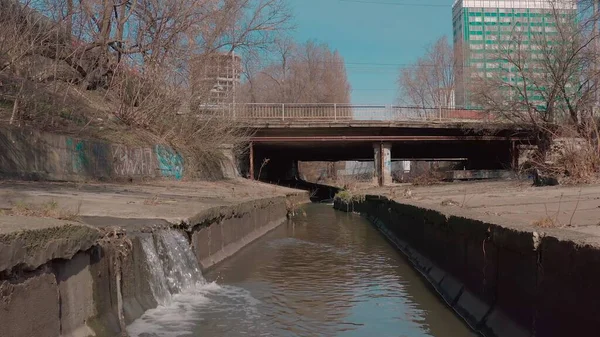  Nehir, şehirde beton bir su deposunda akıyor.. 