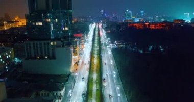 Şehir merkezindeki gece caddelerinin havadan görünüşü