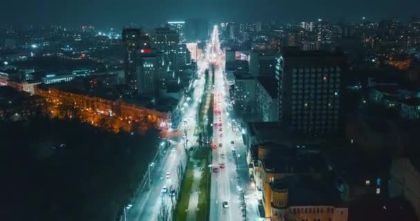 Luchtfoto van de nacht straten in het centrum van de stad — Stockvideo