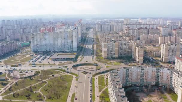 城市的交通。东欧地区城市地区。在城里转来转去。雨天 — 图库视频影像