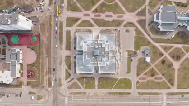 Yukarıdan simetrik Sovyet mimarisi. Doğu Avrupa 'daki hastane. — Stok video