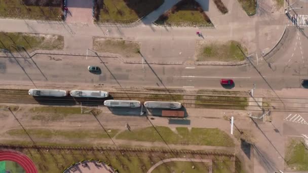 Tramvaje přejíždějí po trase. několik tramvají jít různými směry — Stock video