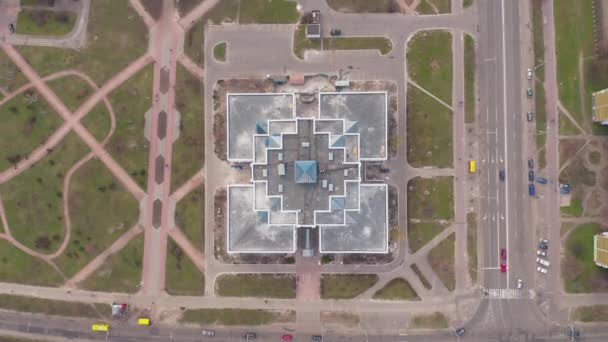 Arquitetura soviética simétrica de cima. hospital na Europa Oriental top shot — Vídeo de Stock