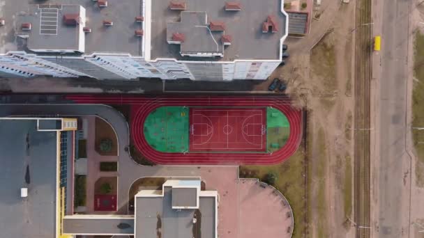 Eine moderne Schule mit Basketballplatz neben Wohnhaus — Stockvideo