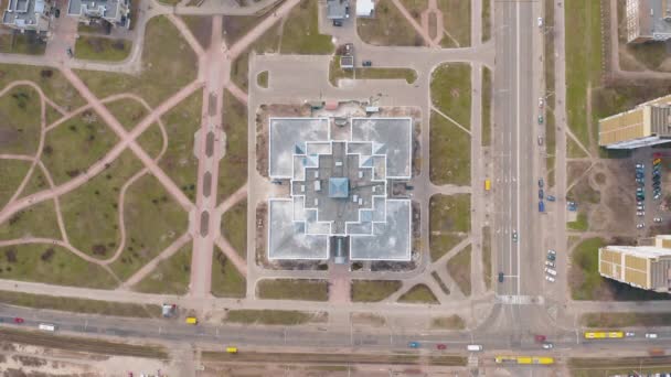 Symmetrische Sowjetarchitektur von oben. Krankenhaus in Osteuropa top Schuss — Stockvideo