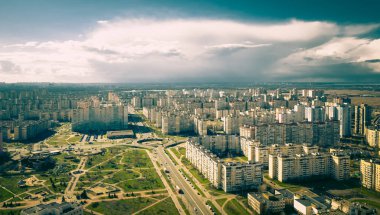 Şehir trafiği. Doğu Avrupa 'daki kentsel alan. Şehirde dolambaçlı bir yol. yağmur gökyüzü 
