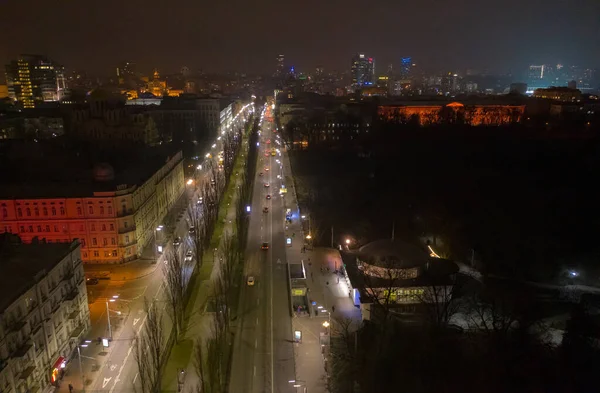 Вид з повітря на нічні вулиці в центрі міста — стокове фото
