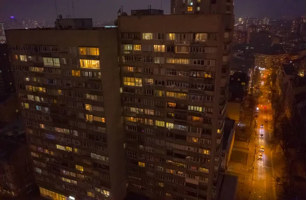 Gece penceresi zaman ayarlı. Gece şehrinin mimarisi, kentsel görünüm 