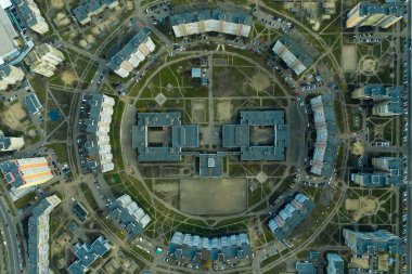 Komik mimari bir gülümsemeye benziyor. Doğu Avrupa 'daki kentsel alan. Üst çekim