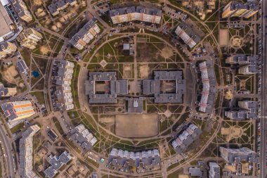 Komik mimari bir gülümsemeye benziyor. Doğu Avrupa 'daki kentsel alan. Üst çekim