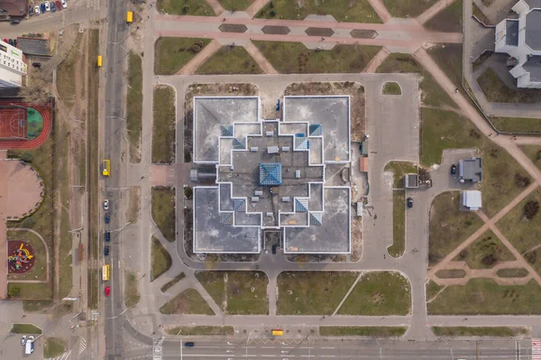 Yukarıdan simetrik Sovyet mimarisi. Doğu Avrupa 'daki hastane.