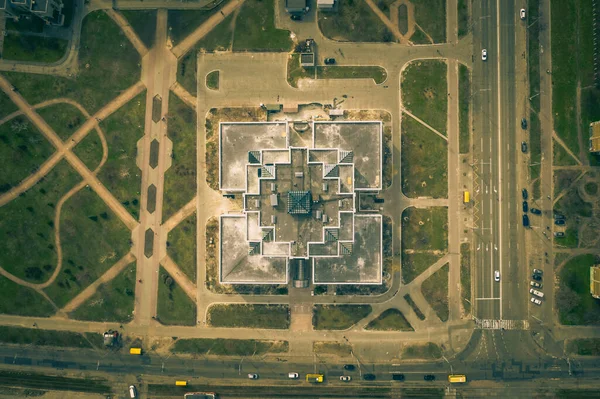 Yukarıdan simetrik Sovyet mimarisi. Doğu Avrupa 'daki hastane.