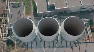 Termal istasyonda sigara içilmeyen üç bacanın 4K görüntüleri 