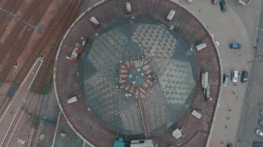 Binanın yuvarlak cam çatısı. Sovyet yuvarlak atrium 4k