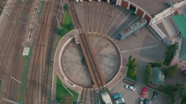 A kerekház és a vasúti forgóasztal légi rálátása a mozdonyraktárra, — Stock videók