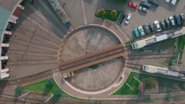 A kerekház és a vasúti forgóasztal légi rálátása a mozdonyraktárra, — Stock videók