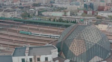 Beyaz yolcu treni istasyona ve platformuna giriyor. Demiryolu merkezi.