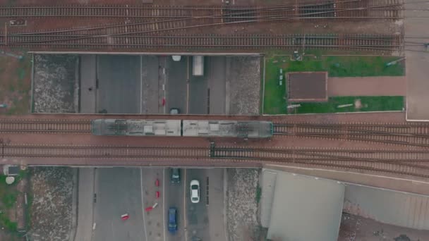 La locomotiva corre su rotaie vicino ai binari centrali della stazione ferroviaria — Video Stock