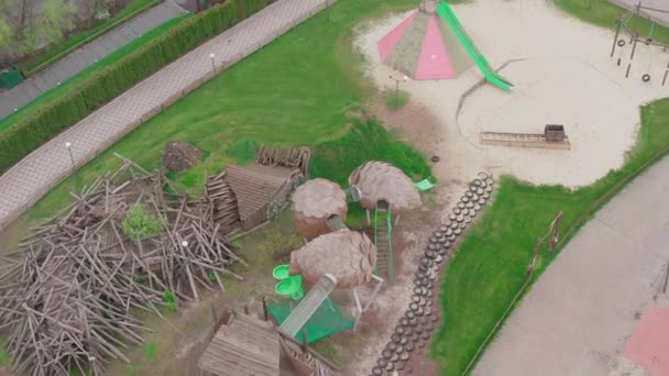 Crianças vazias fechadas coloridas fora do parque infantil. pinheiro cone slides. — Vídeo de Stock