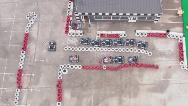 Corrida de kart ou karting é uma variante do automobilismo de roda aberta — Vídeo de Stock