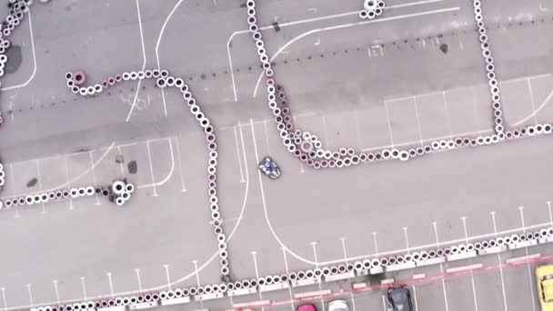 Corrida de kart ou karting é uma variante do automobilismo de roda aberta — Vídeo de Stock