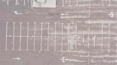 Yağmurdan sonra büyük boş bir park yeri. ıslak asfalt. beyaz çizgi işaretleri 