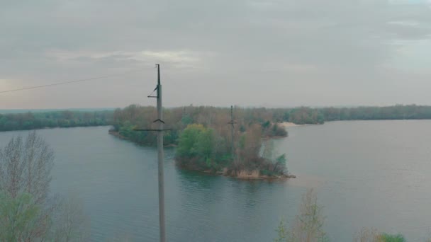 펜절라스 사이의 강을 따라 연결되어 있는 전기 네트워크. — 비디오