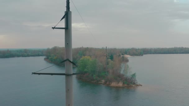 Red eléctrica a lo largo del río entre las penínsulas. — Vídeo de stock