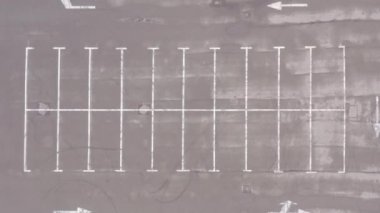 Yağmurdan sonra büyük boş bir park yeri. ıslak asfalt. beyaz çizgi işaretleri 