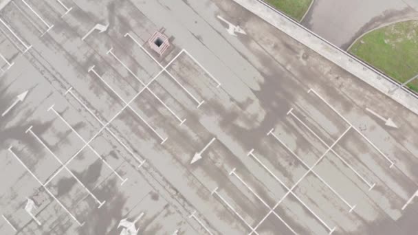 Großer leerer Parkplatz nach Regen. Nasser Asphalt. Markierung der weißen Linie — Stockvideo