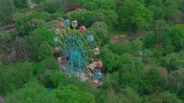 Şehir parkının yeşil bölgesinde güzel bir dönme dolap.