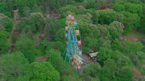 Bela roda gigante na área verde do parque da cidade — Vídeo de Stock