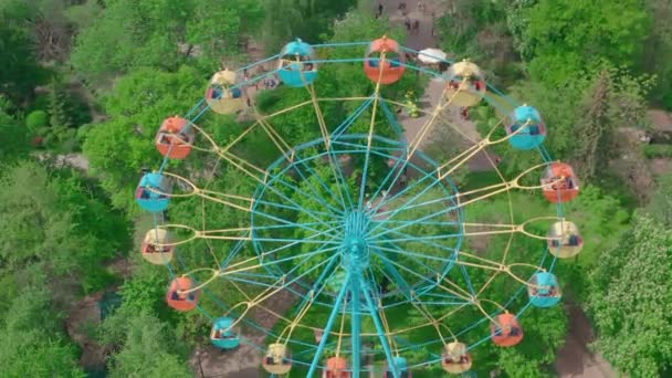 Красиве феррі колесо в зеленій зоні міського парку — стокове відео