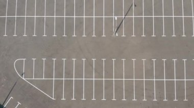 En üstteki boş otopark. Kuru asfalt güneşli bir gün. beyaz çizgi işaretleri 