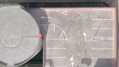 Büyük boş otopark. Park yerinde vazo var. beyaz çizgi işaretleri 