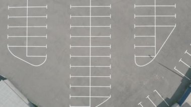 En üstteki boş otopark. Kuru asfalt güneşli bir gün. beyaz çizgi işaretleri 