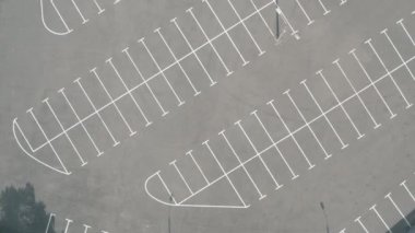 En üstteki boş otopark. Kuru asfalt güneşli bir gün. beyaz çizgi işaretleri 