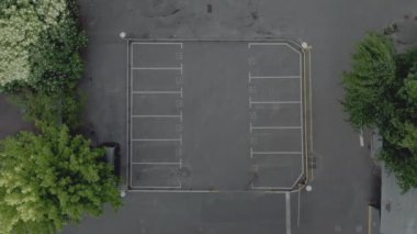 Üst kat boş otopark. Kuru asfalt güneşli bir gün. beyaz çizgi işaretleri 