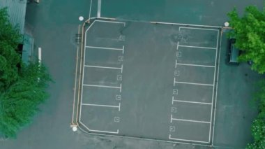 Üst kat boş otopark. Kuru asfalt güneşli bir gün. beyaz çizgi işaretleri 