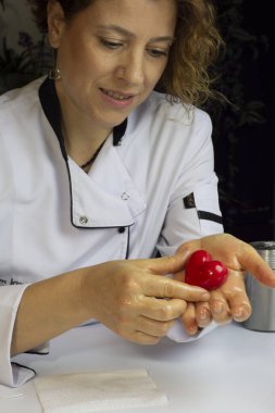 Sevgililer Günü için sakızdan kalp şekli yapmak, Sevgililer Günün kutlu olsun.