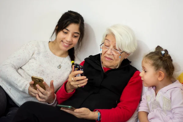 Niña Linda Abuela Hermana Están Pasando Tiempo Juntos Casa Divertirse —  Fotos de Stock