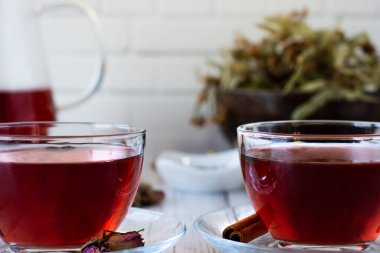 İki bardak ıhlamur, nar, yeşil çay, üzüm tohumu, zeytin yaprağı, tarçın çubuğu ve kurutulmuş gül. Seçili odak ön gözlüğü.