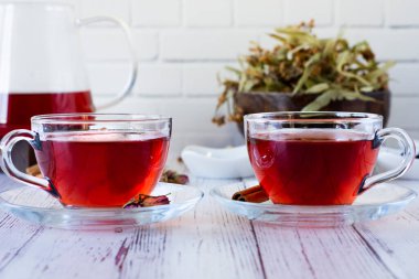 İki bardak ıhlamur, nar, yeşil çay, üzüm tohumu, zeytin yaprağı, tarçın çubuğu ve kurutulmuş gül. Seçili odak ön gözlüğü.