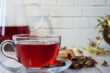 Bir bardak ıhlamur, nar, yeşil çay, üzüm tohumu, zeytin yaprağı, tarçın çubukları ve kurutulmuş gül. Seçili odak ön gözlüğü.