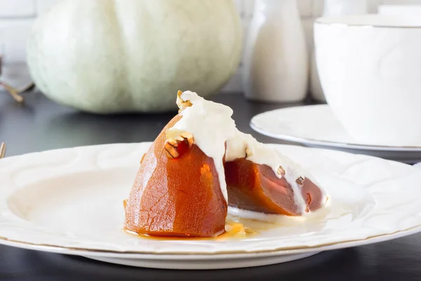 南瓜甜点 核桃片煮在白盘上的白糖中 上面有牛奶奶油 顶部视图 — 图库照片
