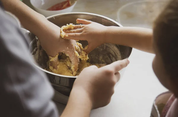 Руки Роблять Тісто Кухні Вибіркові Фокус Руки — стокове фото