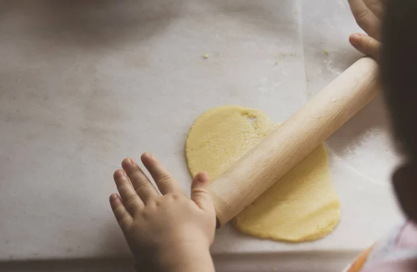 Маленькі Руки Роблять Тісто Кухні Вибіркові Фокус Руки — стокове фото