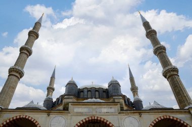Cami ve gökyüzü. dini mimari yapılar