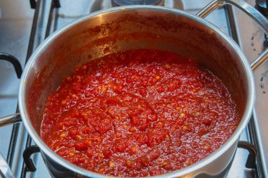 Ev yapımı acı biber sosu, taze ve çok lezzetli acı biber. Acı verici kırmızı biber.